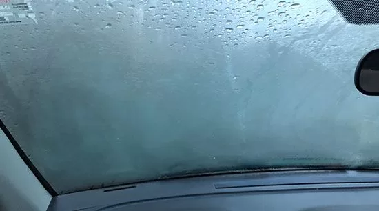 A windshield with water droplets on it Description automatically generated with low confidence