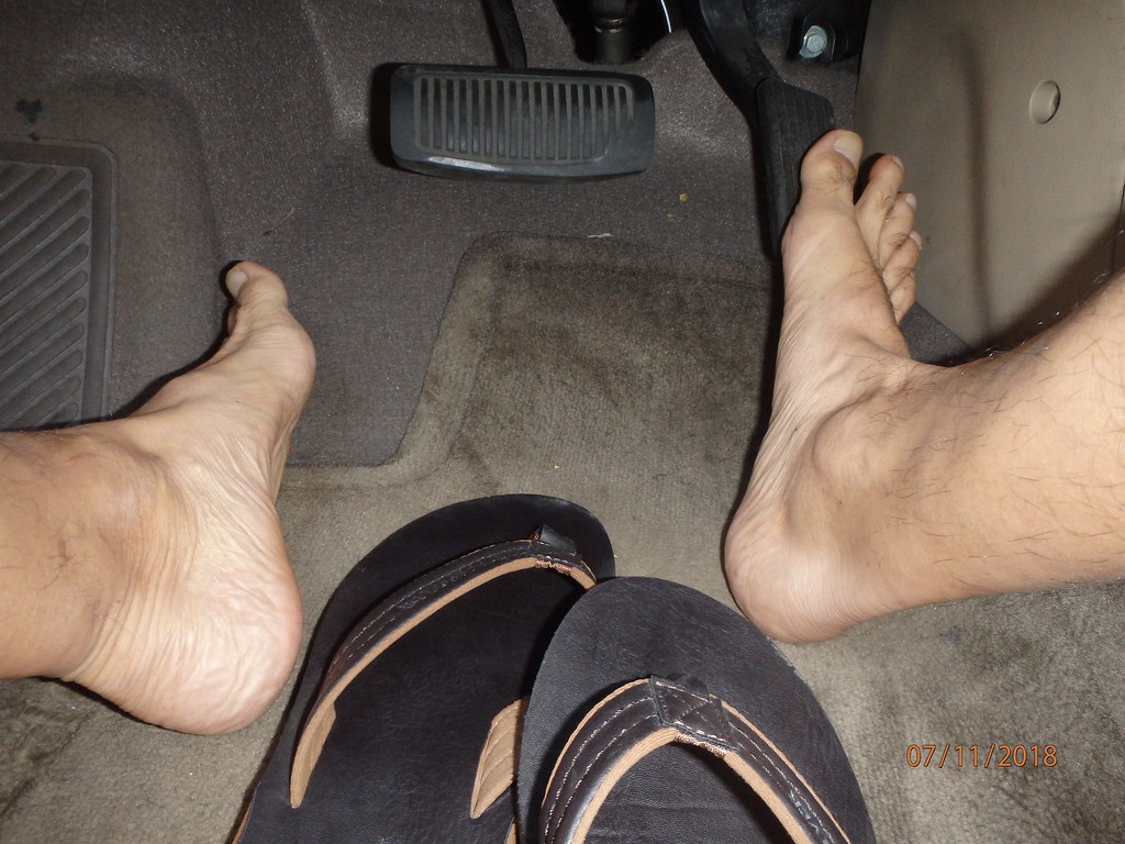 Có nên đi chân trần khi lái xe?